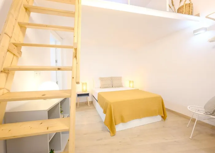 Modern 3 Bedroom, City Center With Patio & High Ceilings By 10Tosea