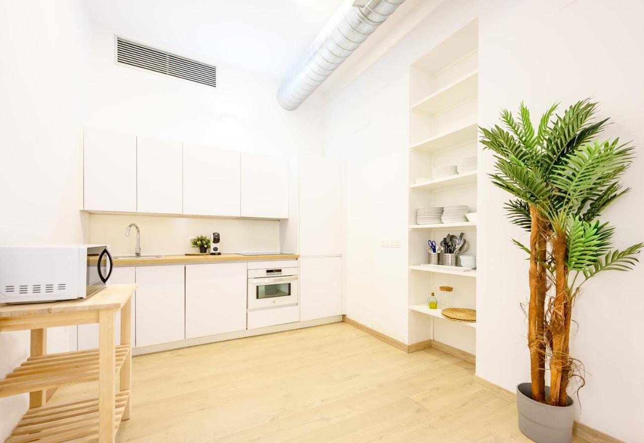 Modern 3 Bedroom, Center With Patio & High Ceilings By 10tosea Appartamento