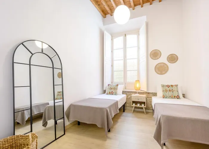 Modern 3 Bedroom, City Center With Patio & High Ceilings By 10Tosea